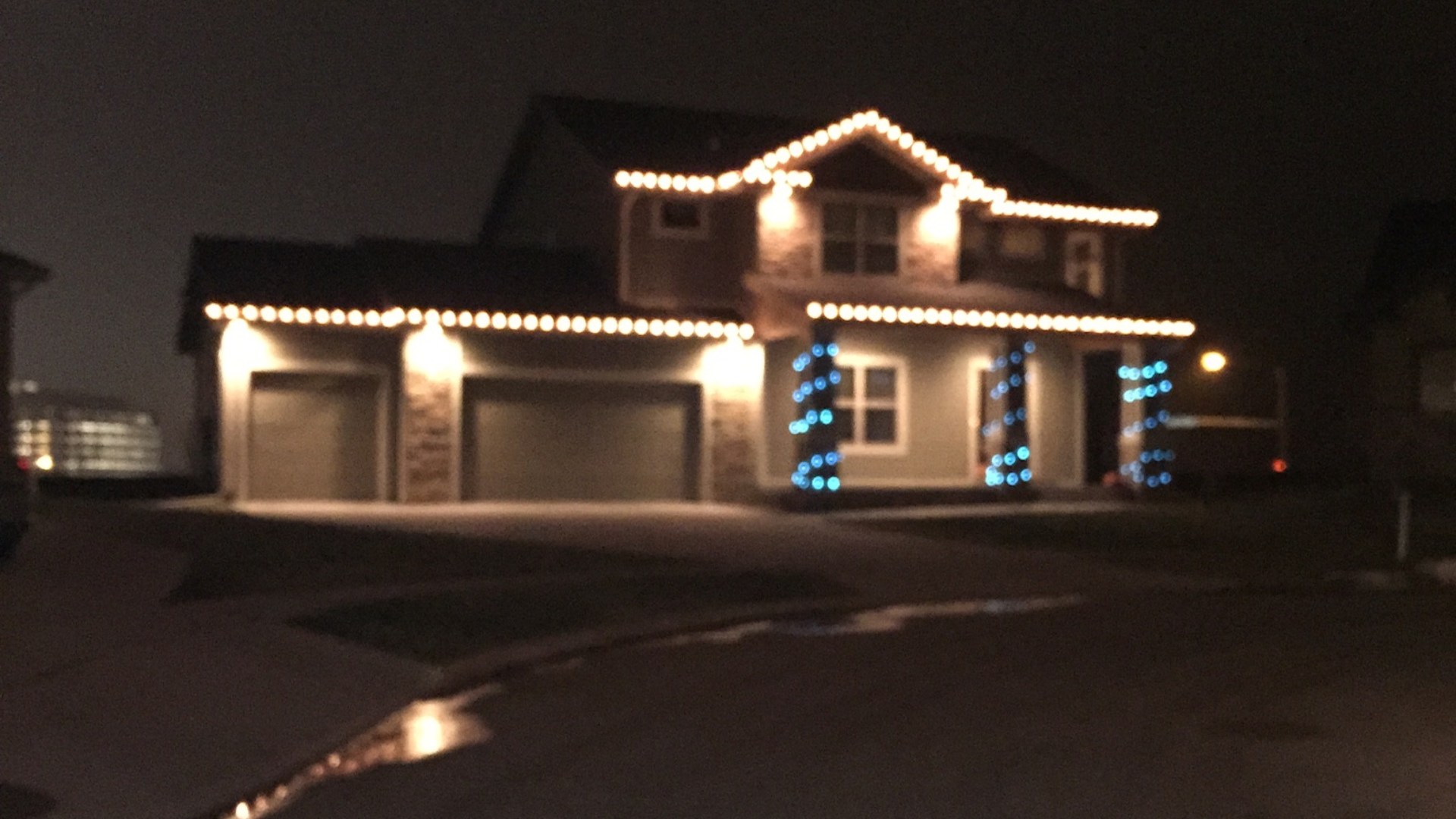 Christmas lights hung by Ultimate professionals in Des Moines, IA.